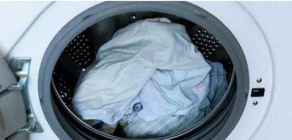 如何彻底清洗洗衣机（简单方法让你的洗衣机焕然一新）